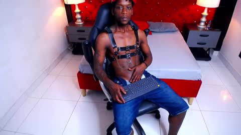 Snapshot of skylerbigxxx chatting on October 2025 04:26:01 AM SKYLERBIGXXX online show from October 2025 04:26:01 AM