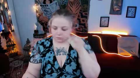 Snapshot of sladadeew chatting on September 2025 05:18:02 AM Slada Deew online show from September 2025 05:18:02 AM