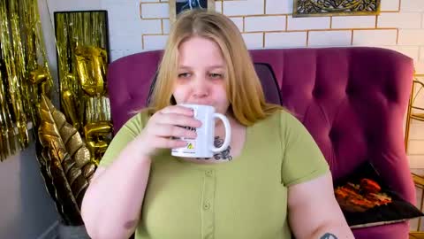 Snapshot of sladadeew chatting on April 2026 09:01:01 AM Slada Deew online show from April 2026 09:01:01 AM