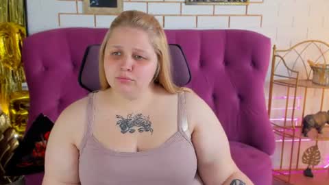 Snapshot of sladadeew chatting on June 2026 09:12:02 AM Slada Deew online show from June 2026 09:12:02 AM