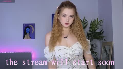 Snapshot of small_blondee chatting on December 2024 11:29:01 PM Emily online show from December 2024 11:29:01 PM