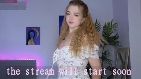 Snapshot of small_blondee chatting on January 2025 03:18:02 AM Emily online show from January 2025 03:18:02 AM