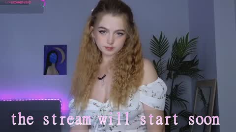 Snapshot of small_blondee chatting on January 2025 07:43:02 AM Emily online show from January 2025 07:43:02 AM
