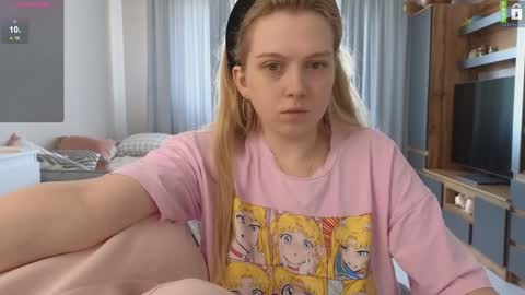 Snapshot of small_blondee chatting on October 2025 08:59:02 AM Emily online show from October 2025 08:59:02 AM