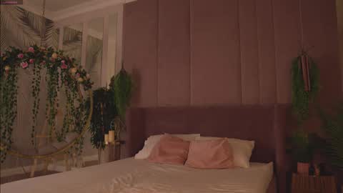 Mia online show from November 2025 05:02:02 AM