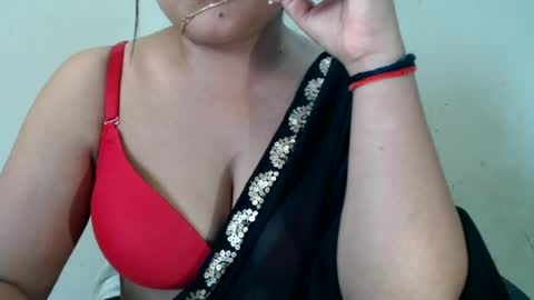 Snapshot of smiley_queen99 chatting on June 2026 04:17:01 AM smiley online show from June 2026 04:17:01 AM