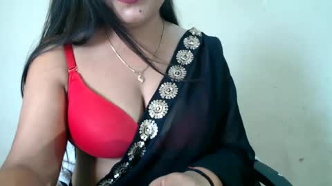 Snapshot of smiley_queen99 chatting on June 2026 09:54:01 AM smiley online show from June 2026 09:54:01 AM