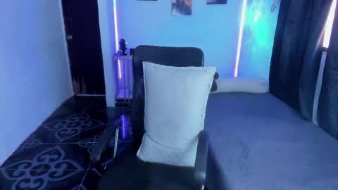 Snapshot of snak_master1 chatting on May 2026 07:18:01 PM snak_master1 online show from May 2026 07:18:01 PM