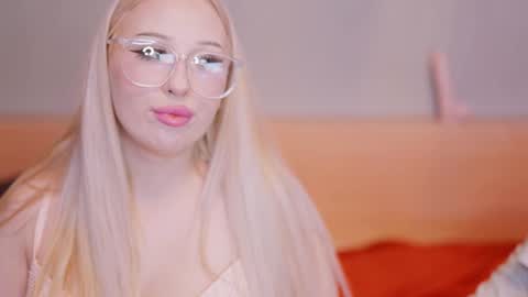 Snapshot of snowyphoenix chatting on March 2026 12:17:01 AM Snowy Bubbles online show from March 2026 12:17:01 AM