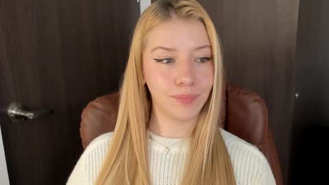 Snapshot of sofia_woodss chatting on December 2024 03:33:02 PM Sofia online show from December 2024 03:33:02 PM