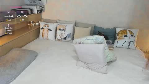 Mia online show from October 2025 07:22:01 PM