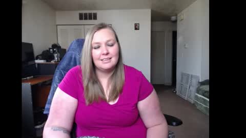 Snapshot of softerpeaches chatting on February 2025 08:36:01 PM Rose online show from February 2025 08:36:01 PM