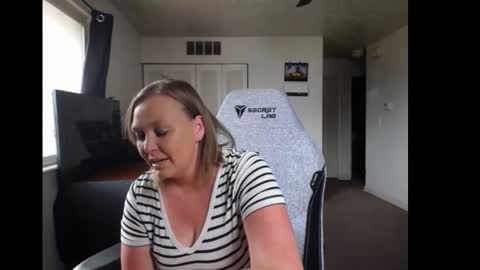 Snapshot of softerpeaches chatting on September 2025 07:46:02 PM Rose online show from September 2025 07:46:02 PM