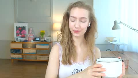 Snapshot of solar_bella chatting on February 2025 11:10:01 AM Bella online show from February 2025 11:10:01 AM