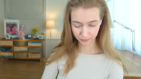 Snapshot of solar_bella chatting on February 2025 11:08:02 AM Bella online show from February 2025 11:08:02 AM