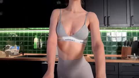 Snapshot of solar_bella chatting on January 2026 04:07:02 AM Bella online show from January 2026 04:07:02 AM