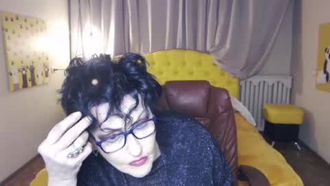 sondrariddle online show from April 2026 08:11:02 PM