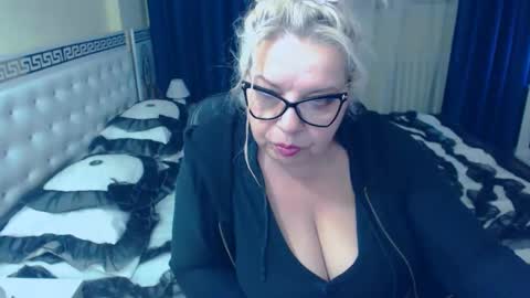 Snapshot of sonyamilf chatting on December 2024 05:29:02 PM Sonya online show from December 2024 05:29:02 PM