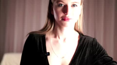 Snapshot of soomento chatting on December 2025 02:22:01 PM Mona Wice online show from December 2025 02:22:01 PM