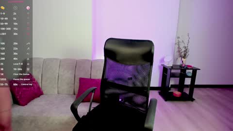 Snapshot of sophie_alice chatting on January 2025 03:04:02 PM Alice online show from January 2025 03:04:02 PM