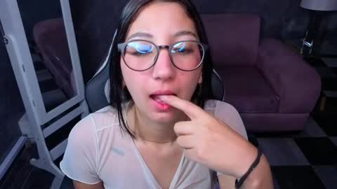 Snapshot of sophie_jones_b chatting on April 2026 12:50:02 PM sophie_jones_b online show from April 2026 12:50:02 PM