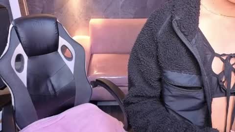 Snapshot of sophie_jones_b chatting on April 2026 12:32:02 PM sophie_jones_b online show from April 2026 12:32:02 PM