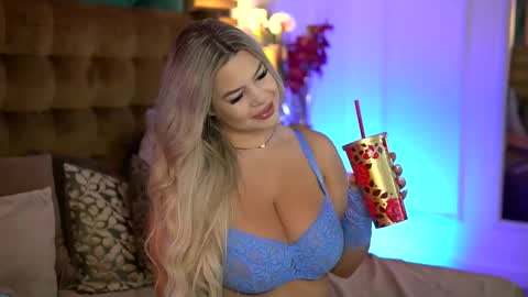 Snapshot of sophieboobsx chatting on October 2025 05:36:02 AM Sophie online show from October 2025 05:36:02 AM