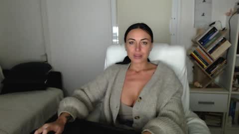 Carla online show from October 2025 05:19:02 PM