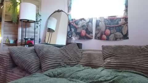 Earthling Gurl Michelle Allergy online show from May 2026 10:16:02 PM