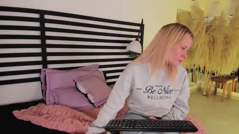 Stefanny   online show from January 2025 12:20:01 PM