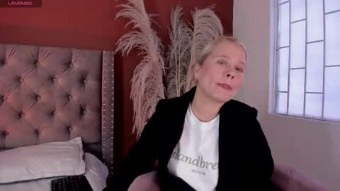 Stefanny   online show from January 2026 12:40:01 PM