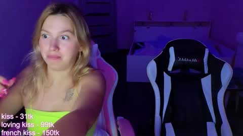 stefany_and_bettany online show from September 2025 03:39:02 PM