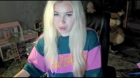 Snapshot of stella__cox chatting on April 2026 09:28:02 PM Stella Cox online show from April 2026 09:28:02 PM