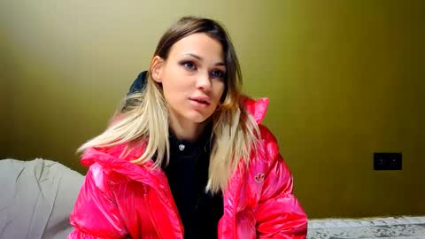 Stephany online show from December 2025 05:05:01 AM