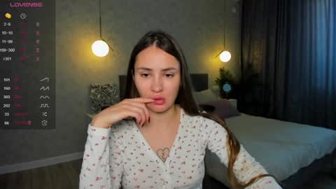 Snapshot of straw_juice chatting on June 2026 05:10:02 AM Laura online show from June 2026 05:10:02 AM