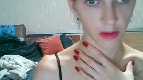 Snapshot of strawberry_storm chatting on October 2025 12:08:01 AM Strawberry Storm online show from October 2025 12:08:01 AM