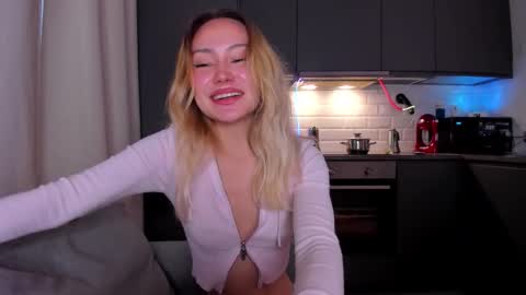 Snapshot of strawberrypie99 chatting on January 2026 01:03:01 PM Tati and Lola online show from January 2026 01:03:01 PM