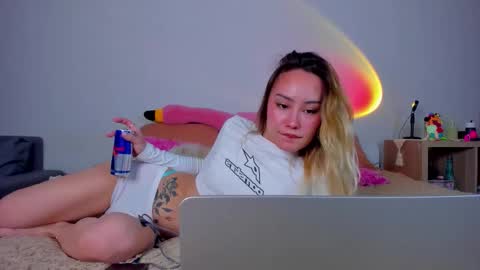 Snapshot of strawberrypie99 chatting on January 2026 01:38:01 PM Tati and Lola online show from January 2026 01:38:01 PM