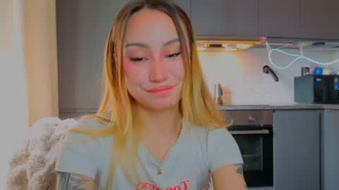 Snapshot of strawberrypie99 chatting on May 2026 12:32:01 PM Tati and Lola online show from May 2026 12:32:01 PM