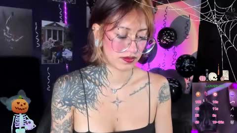 Snapshot of succubus_girl_ chatting on October 2025 04:26:01 PM Alexy online show from October 2025 04:26:01 PM