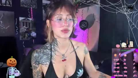 Snapshot of succubus_girl_ chatting on October 2025 03:47:02 PM Alexy online show from October 2025 03:47:02 PM