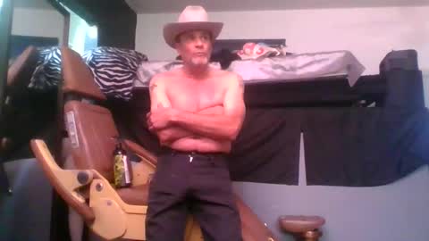 Snapshot of suckitu812 chatting on December 2024 03:58:02 AM SUCKITU812 online show from December 2024 03:58:02 AM