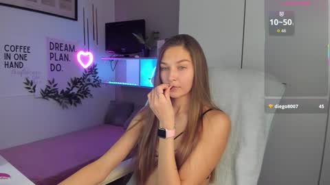 Sofia online show from December 2025 03:29:02 PM