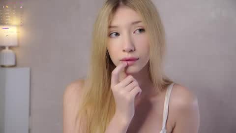 Snapshot of sunnmoonn chatting on May 2026 02:44:02 PM Lily online show from May 2026 02:44:02 PM