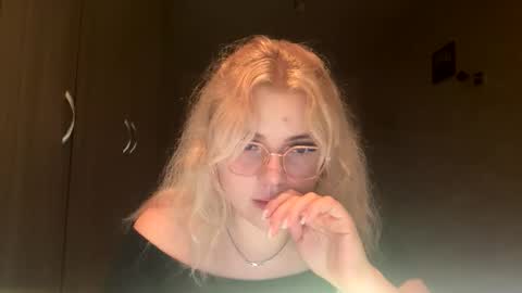 Snapshot of sunshinyflash chatting on November 2025 06:28:02 PM sunshinyflash online show from November 2025 06:28:02 PM