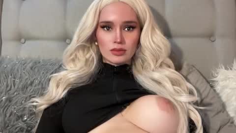 Snapshot of surprisecockmia chatting on December 2024 03:37:02 AM Mia online show from December 2024 03:37:02 AM