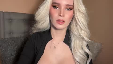 Snapshot of surprisecockmia chatting on January 2025 04:38:02 AM Mia online show from January 2025 04:38:02 AM