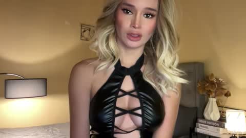 Mia online show from November 2025 07:30:02 AM