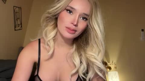 Mia online show from November 2025 05:13:02 AM