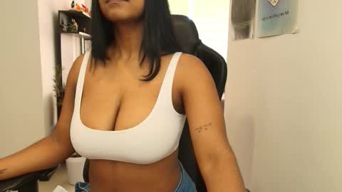 Snapshot of susanrhodes_ chatting on November 2025 01:00:01 PM Susan Rhodes online show from November 2025 01:00:01 PM